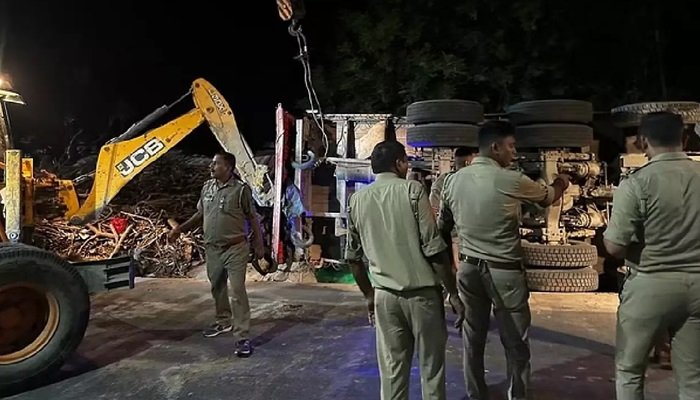 यूपी के हरदोई जिले में दर्दनाक हादसा, झोपड़ी पर बालू भरे ट्रक के पलटने से आठ लोगों की मौत
