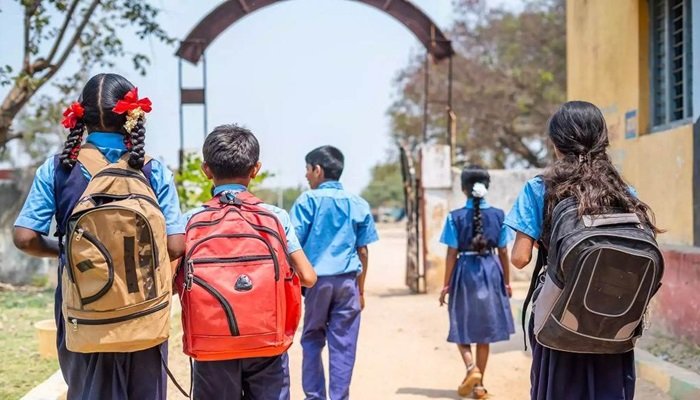 UP News: यूपी में भीषण गर्मी से लोग परेशान, स्कूलों में 24 जून तक बढ़ाई गईं छुट्टियां