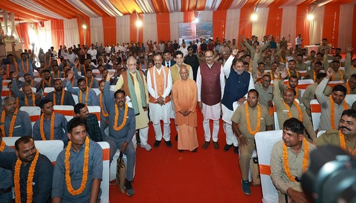 नाविकों को बीमा योजना और नाव खरीदने के पैसे लेगी योगी सरकार, सीएम ने नेत्रकुंभ का किया धन्‍यवाद
