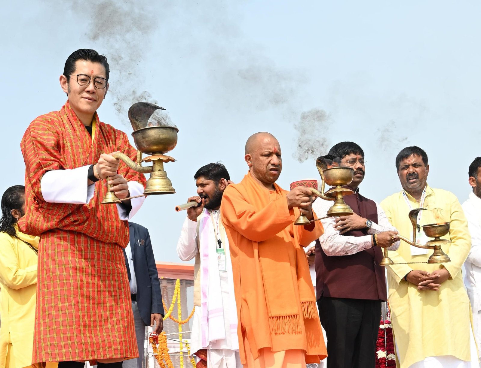 भूटान नरेश संग सीएम योगी ने संगम में लगाई पावन डुबकी
