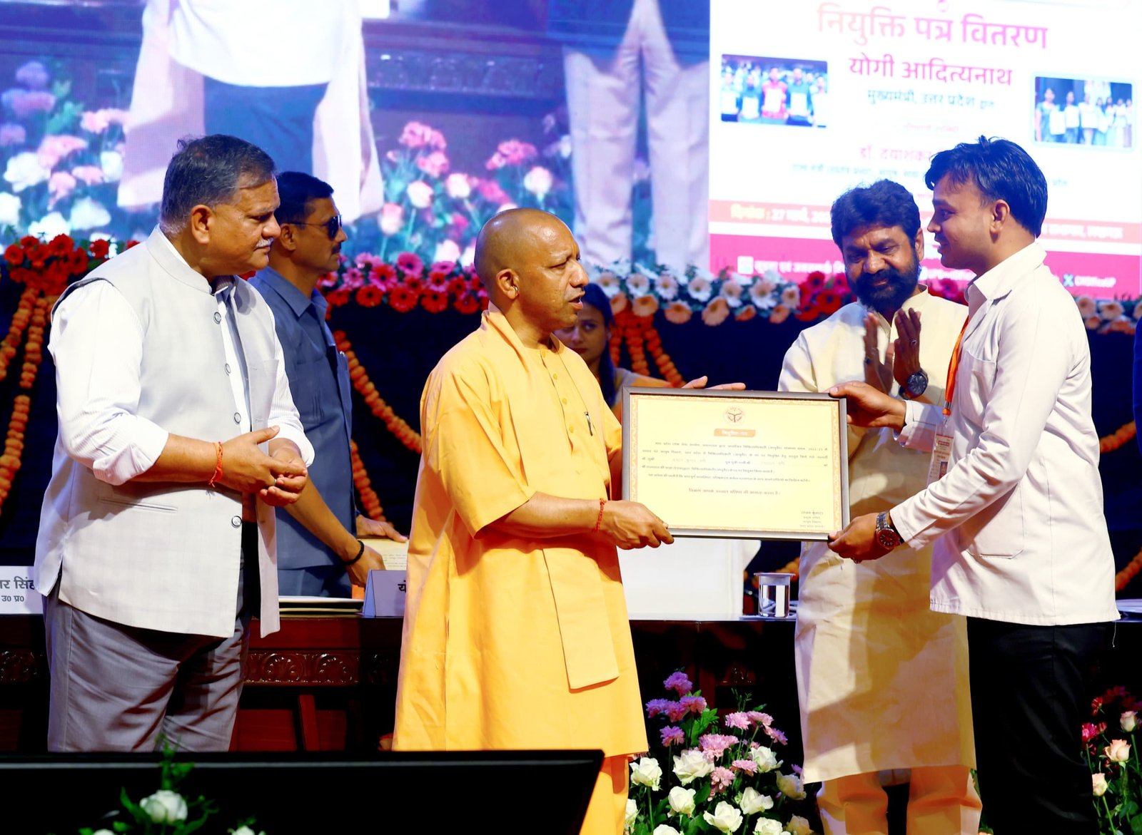 देश सेवा सर्वोपरि, ईमानदारी से अपने कर्तव्यों का करें निर्वहन: सीएम योगी