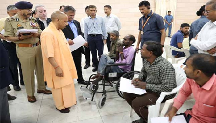 जनता दर्शन में CM Yogi ने सुनीं समस्याएं, दिव्यांगों को दी चार्जेबल इलेक्ट्रॉनिक स्टिक