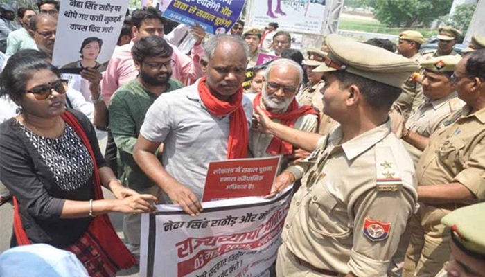 नेहा सिंह और प्रोफेसर माद्री के समर्थन में विरोध प्रदर्शन, पुलिस से झड़प में कई कार्यकर्ता हिरासत में