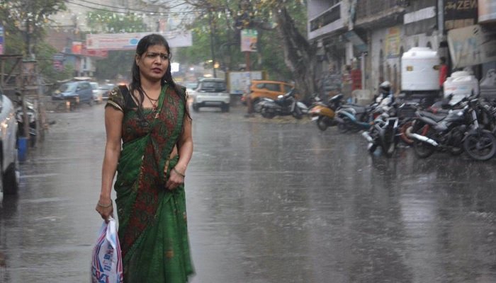 लखनऊ-अयोध्या समेत चार शहरों में बारिश, 24 शहरों में जारी किया गया लू का अलर्ट