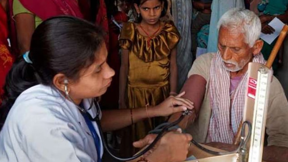 इन 13 जिलों में ग्रामीणों को इलाज के लिए नहीं काटने होंगे शहर के चक्कर