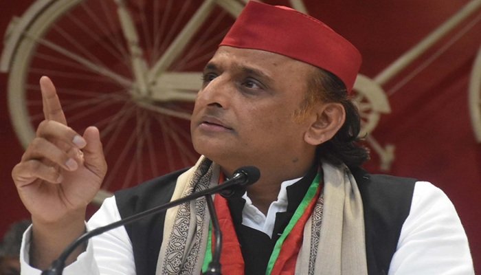 कानपुर DM-CMO विवाद पर अखिलेश यादव बोले- पहले डिब्बे टकराते थे, अब गार्ड भी लड़ गए