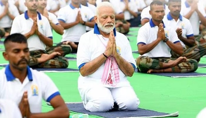 PM मोदी ने विशाखापट्टनम में किया योग, कहा- ये तनाव से गुजर रही दुनिया के लिए पॉज बटन जैसा