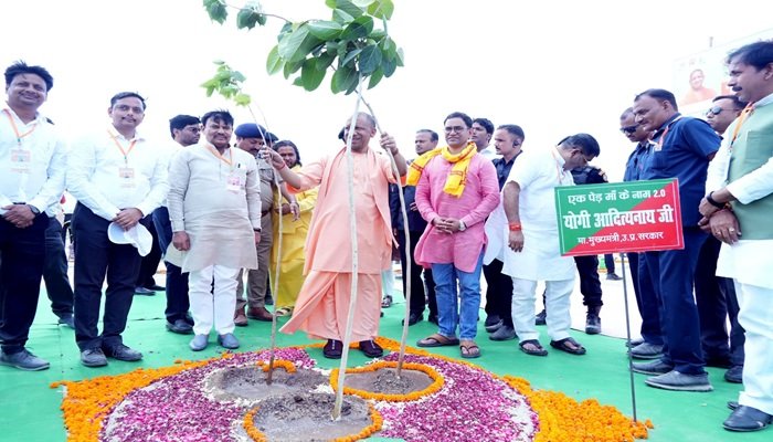 आजमगढ़ में सीएम योगी ने एक्सप्रेसवे के किनारे की हरिशंकरी वाटिका की स्थापना