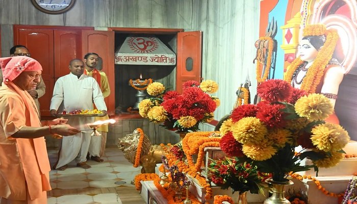 गुरु पूर्णिमा पर सीएम योगी ने किया महायोगी गोरखनाथ का विशिष्ट पूजन