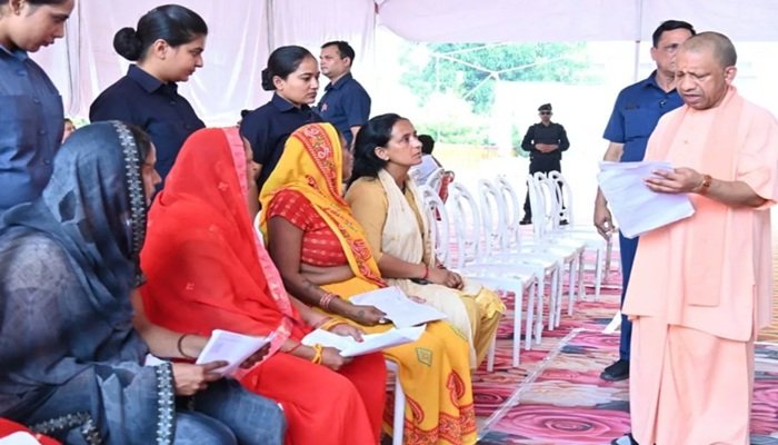 जनता दर्शन में CM Yogi ने कहा- कब्जामुक्त कराएं जमीन, दबंगों को सिखाएं कानूनी सबक  
