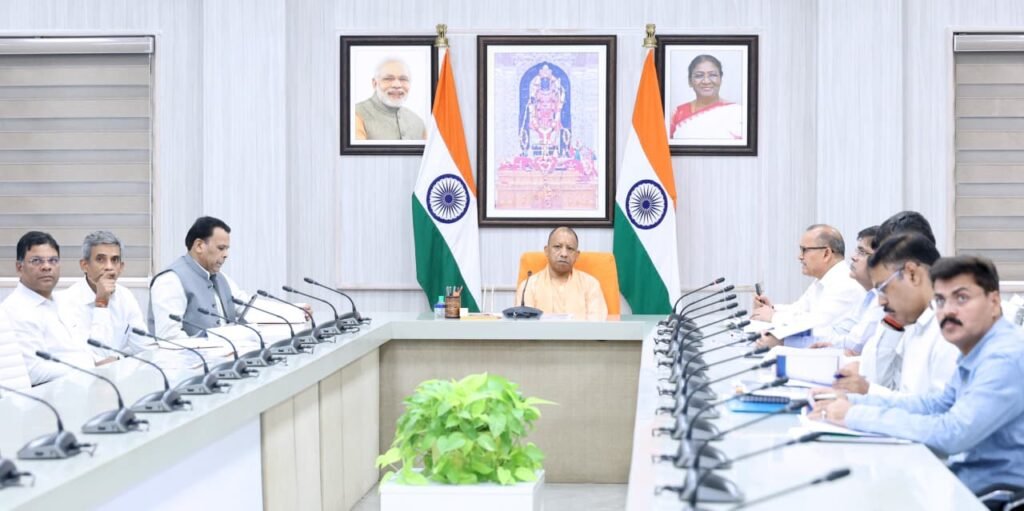 त्योहारों पर CM Yogi का सख्त आदेश- लापरवाही बर्दाश्त नहीं, अधिकारी फील्ड में रहें