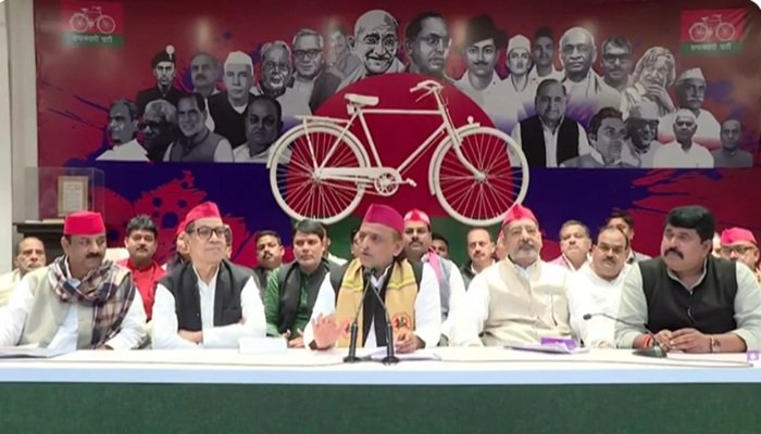 अखिलेश यादव की प्रेस कॉन्‍फ्रेंस, BJP पर तंज कसते हुए बोले- ये कारोबारियों को डरा रहे