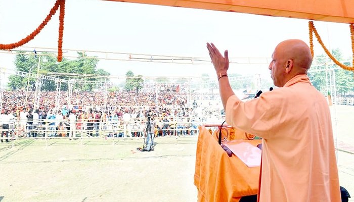 बिहार में सीएम योगी का महागठबंधन पर तंज- जो आपकी जमीन हड़प गए, वे नौकरी क्या देंगे