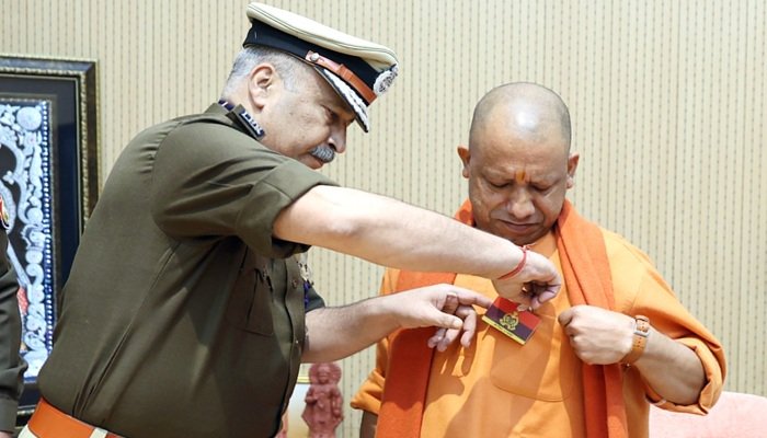पुलिस झंडा दिवस पर यूपी DGP ने सीएम योगी को लगाया फ्लैग पिन, दी बधाई